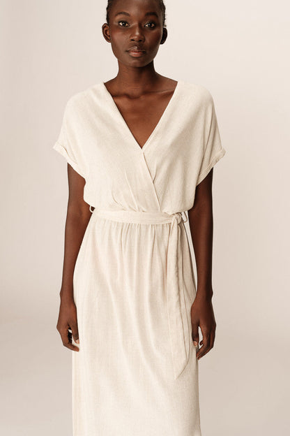 Judith Beige - Robe longue Élégante à Encolure Croisée et Taille Ceinturée