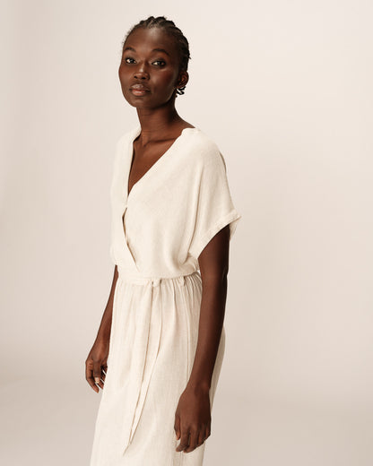 Judith Beige - Robe longue Élégante à Encolure Croisée et Taille Ceinturée