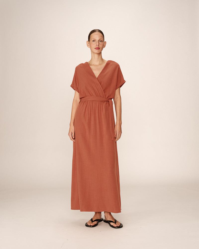 Robe longue verte fluide portée en pied, silhouette féminine et décontractée