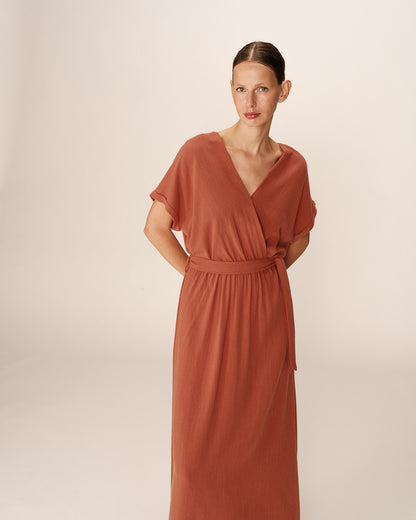 Judith Terracota - Robe longue fluide ceinturée élégante