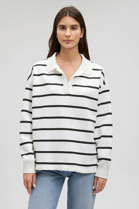 Vue avant du polo Pillow rayé blanc et noir avec col ouvert et coupe ample