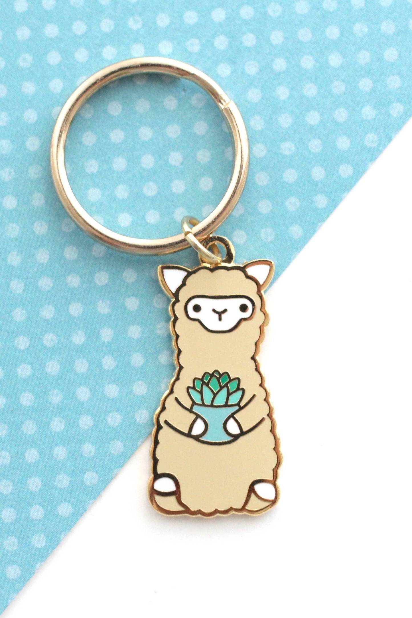 Détail du porte-clés alpaga mignon avec plante succulente et finition dorée