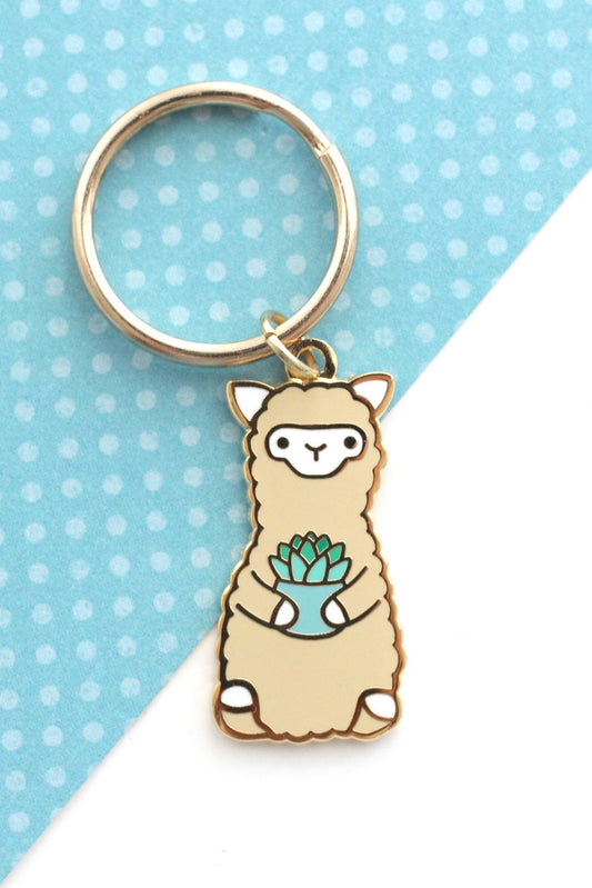 Détail du porte-clés alpaga mignon avec plante succulente et finition dorée
