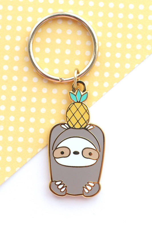 Détail du porte-clés paresseux mignon avec ananas et finition dorée