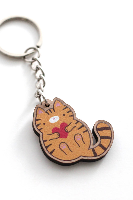 Gros plan sur le porte-clés Chat Câlin en bois – finition lisse et anneau argenté