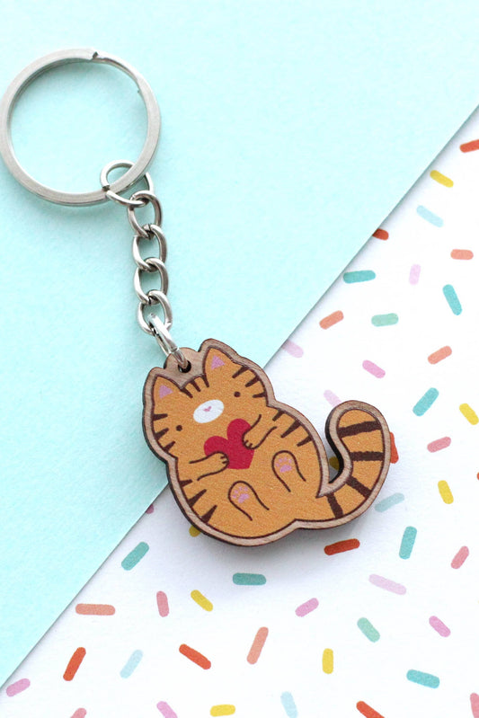 Porte-clés en bois Chat Câlin sur fond coloré – accessoire écologique et mignon