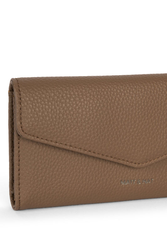 Vue de côté du portefeuille Raye caramel montrant sa texture grainée