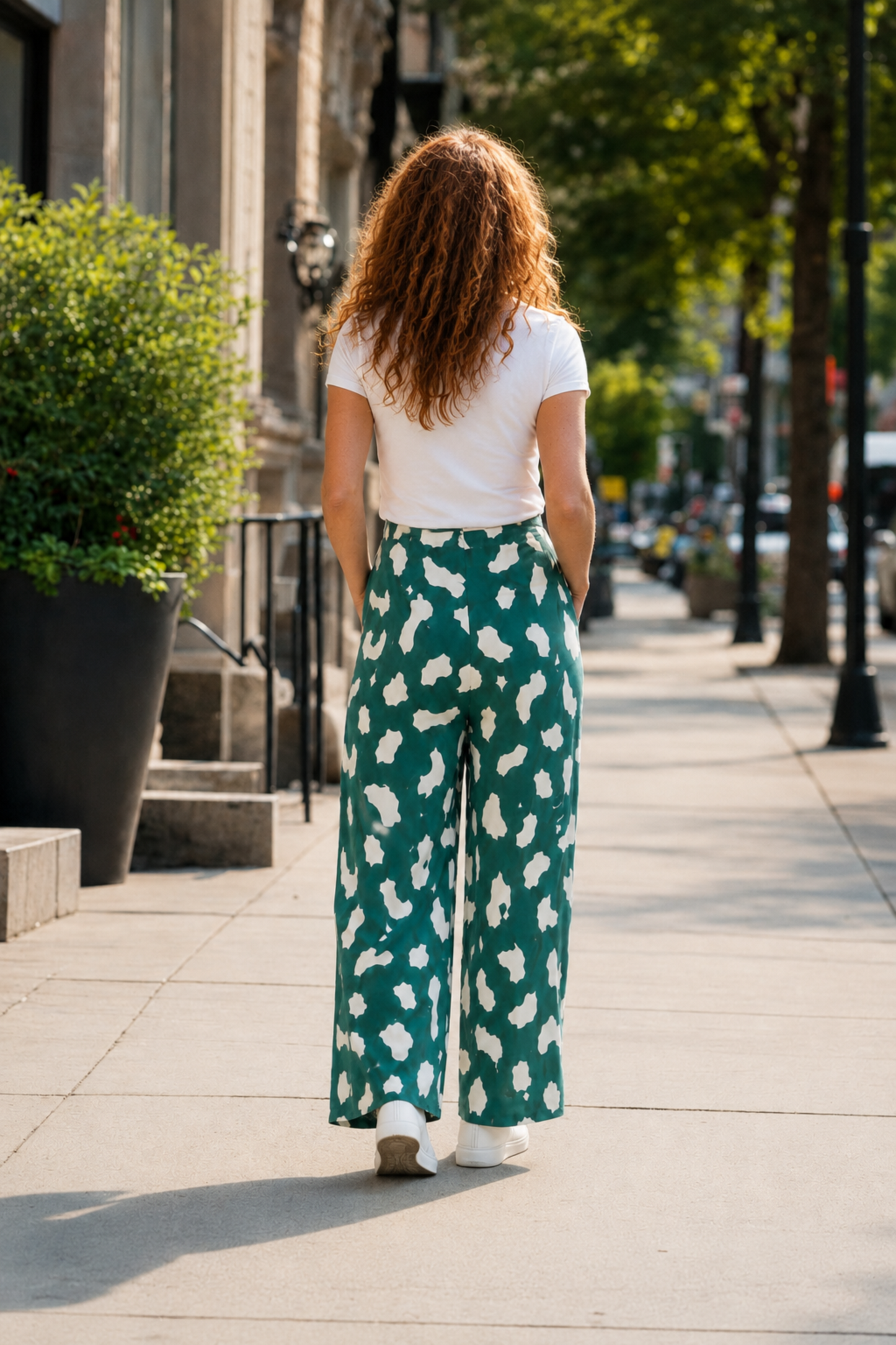 Pantalon évasé Prague vert vu de dos avec jambe large, taille haute et imprimé blanc contrasté.