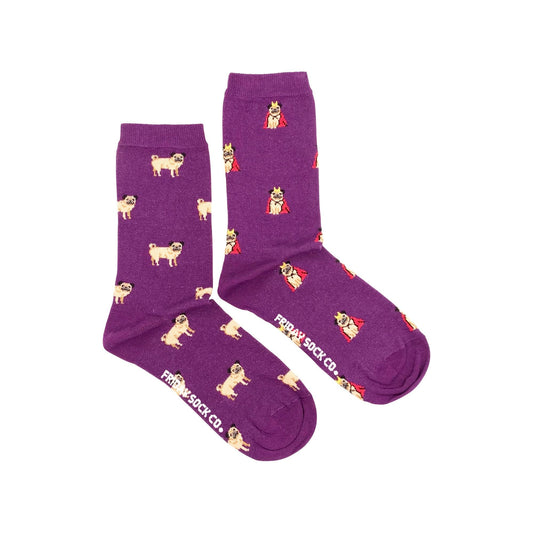 Paire de chaussettes dépareillées sur fond blanc. Les deux chaussettes sont mauve. Sur l’une on peut voir des pug de profil et sur l’autre des pug assis portant une couronne et une cape rouge de roi. 