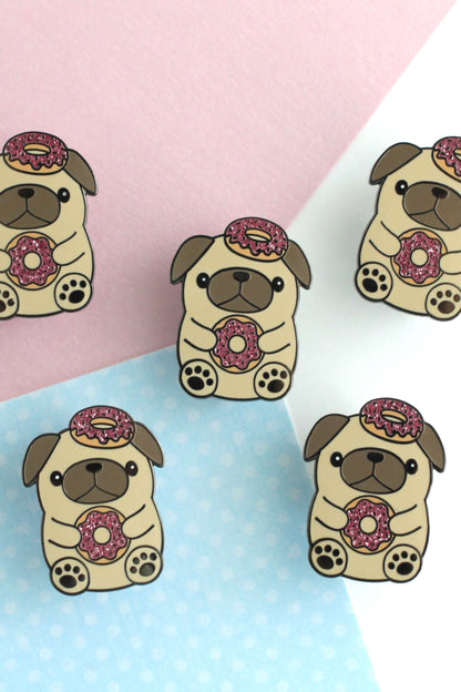 Plusieurs épinglettes pug donut en émail – motif chien gourmand