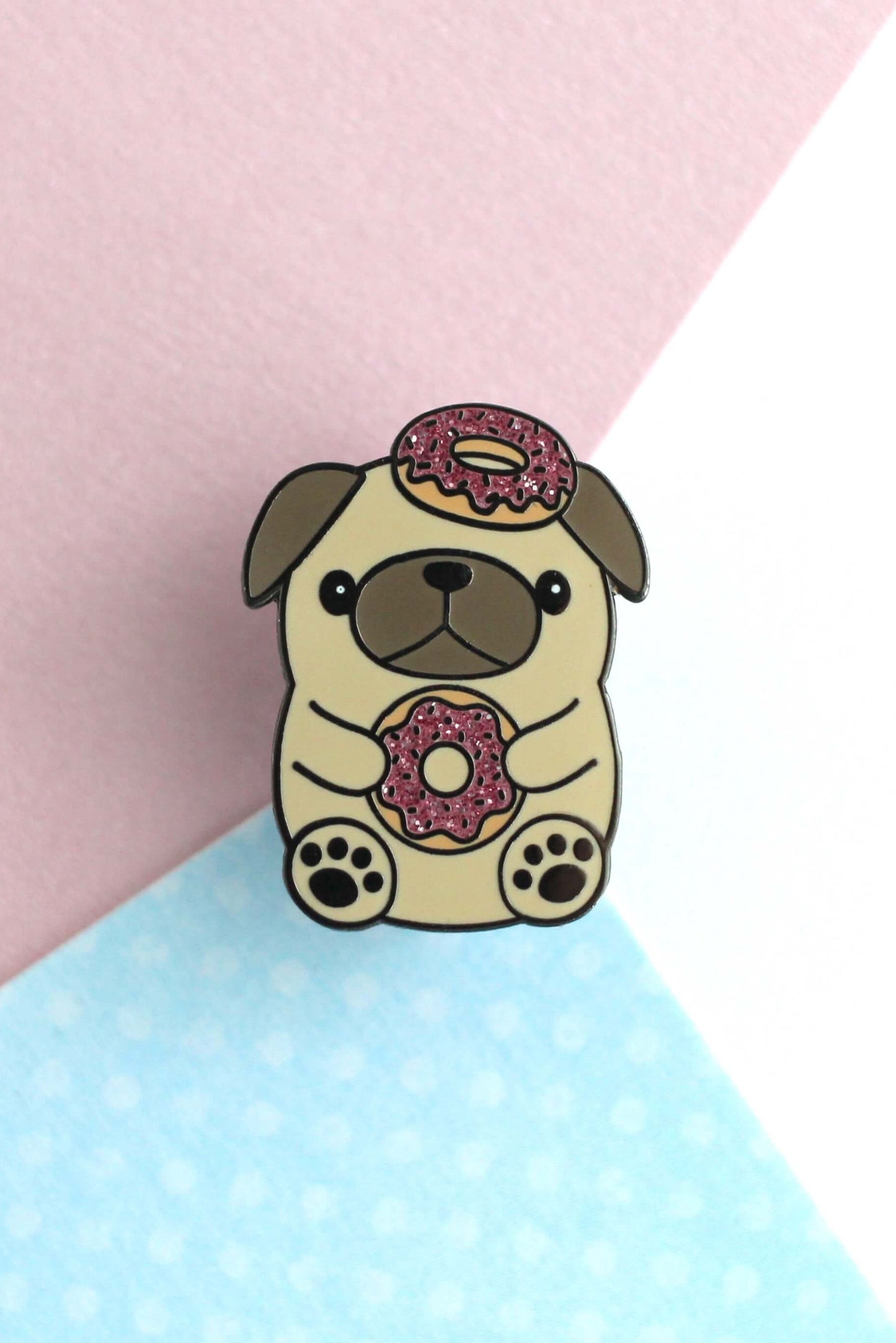 Épinglette pug donut en gros plan – emaux dur et paillettes