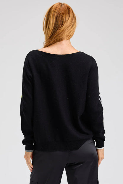 Vue arrière du pull noir avec coupe carrée et détails intarsia

