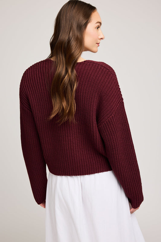 Vue de dos du pull merlot montrant la texture de la maille et la coupe décontractée


