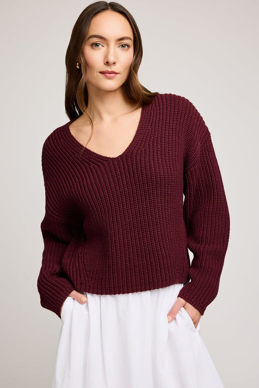 Vue de face du pull en maille merlot avec encolure V et coupe ample