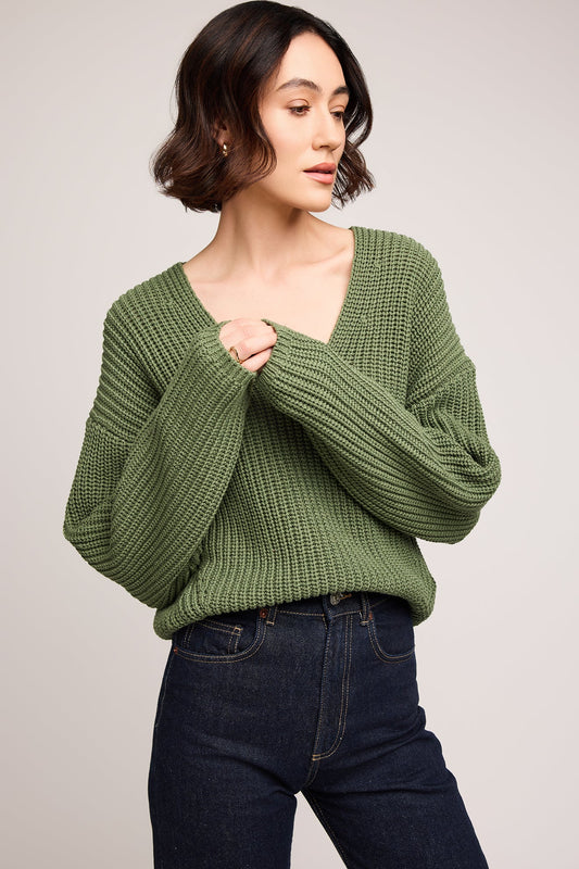 Vue de profil du pull en maille mousse avec manches longues et maille demi-cardigan

