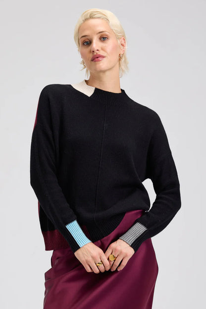 Vue avant du pull Mila noir avec poignets colorés et détails contrastés

