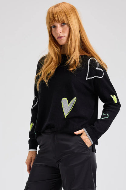 Vue avant du pull noir décoré de cœurs colorés 

