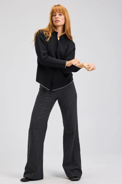 Vue avant du pull Monica noir avec col mao et coupe ample