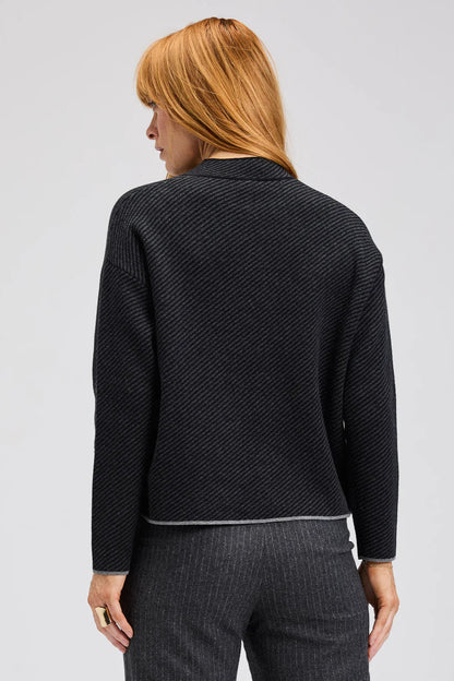 Vue arrière du pull Monica noir avec maille diagonale texturée