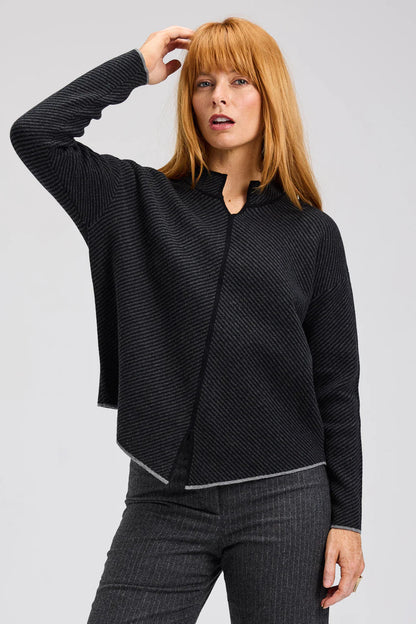Gros plan du pull Monica noir mettant en valeur son col mao et sa texture
