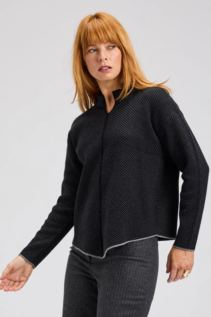 Vue de côté du pull Monica noir avec col mao moderne