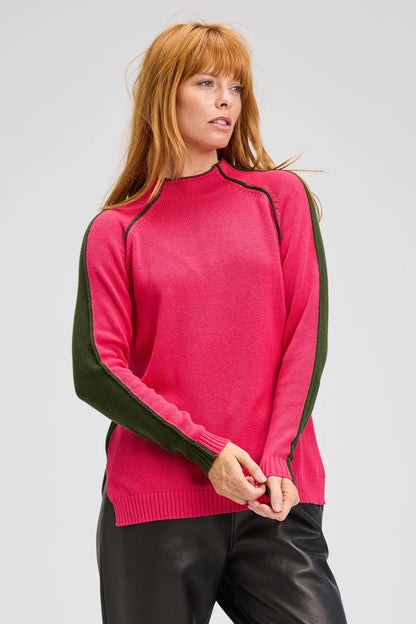 Vue avant du pull réversible rose et olive avec col cheminée