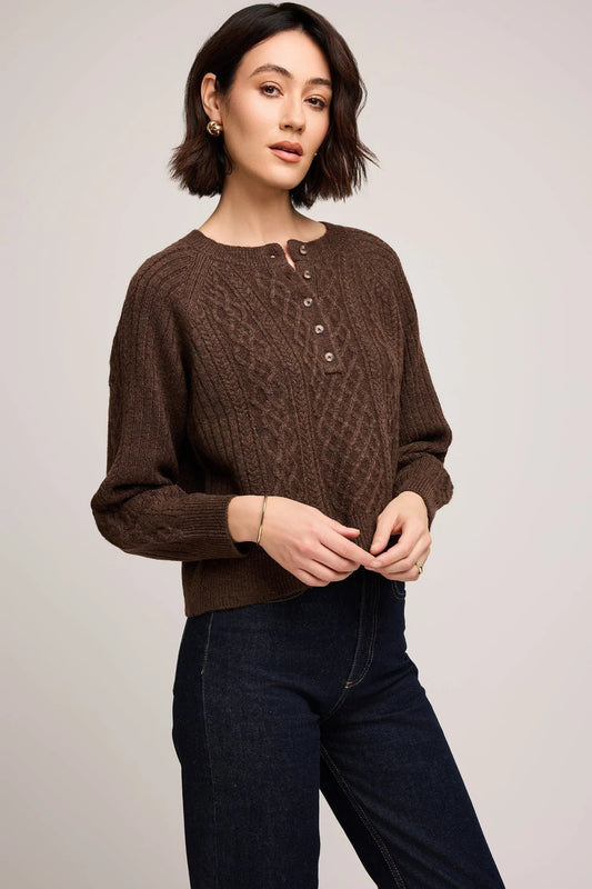 Pull chocolat femme en maille torsadée avec boutons à l’encolure