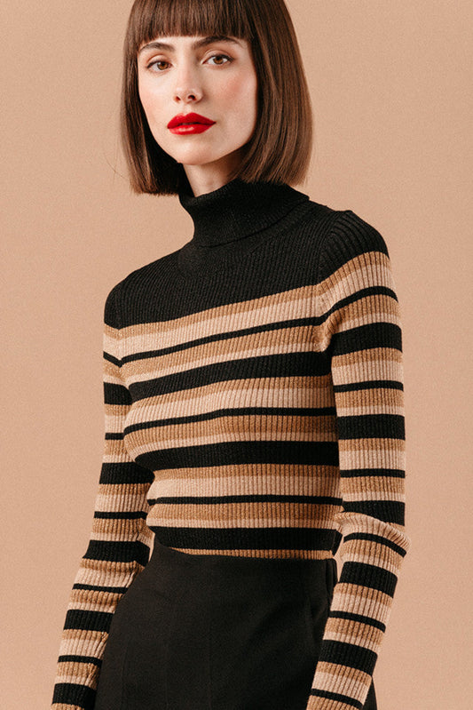 Profil du pull raye noir et dore scintillant porte par mannequin