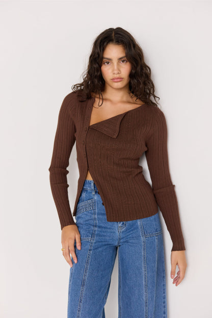 Pull chocolat à col asymétrique en maille côtelée porté avec un jean taille haute