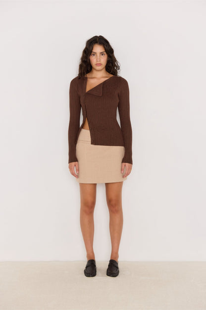 Vue complète du pull chocolat à col asymétrique porté avec une jupe beige