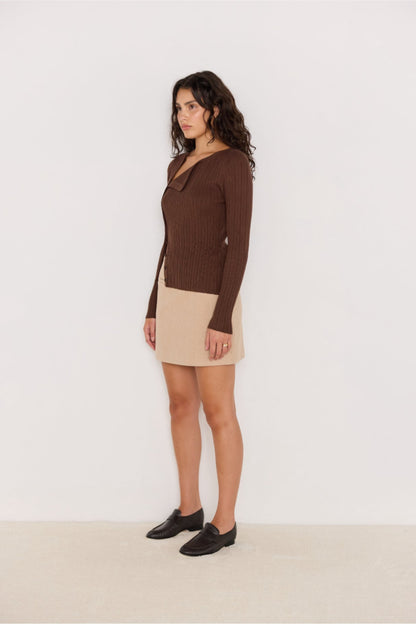 Vue latérale du pull chocolat à col asymétrique, maille côtelée