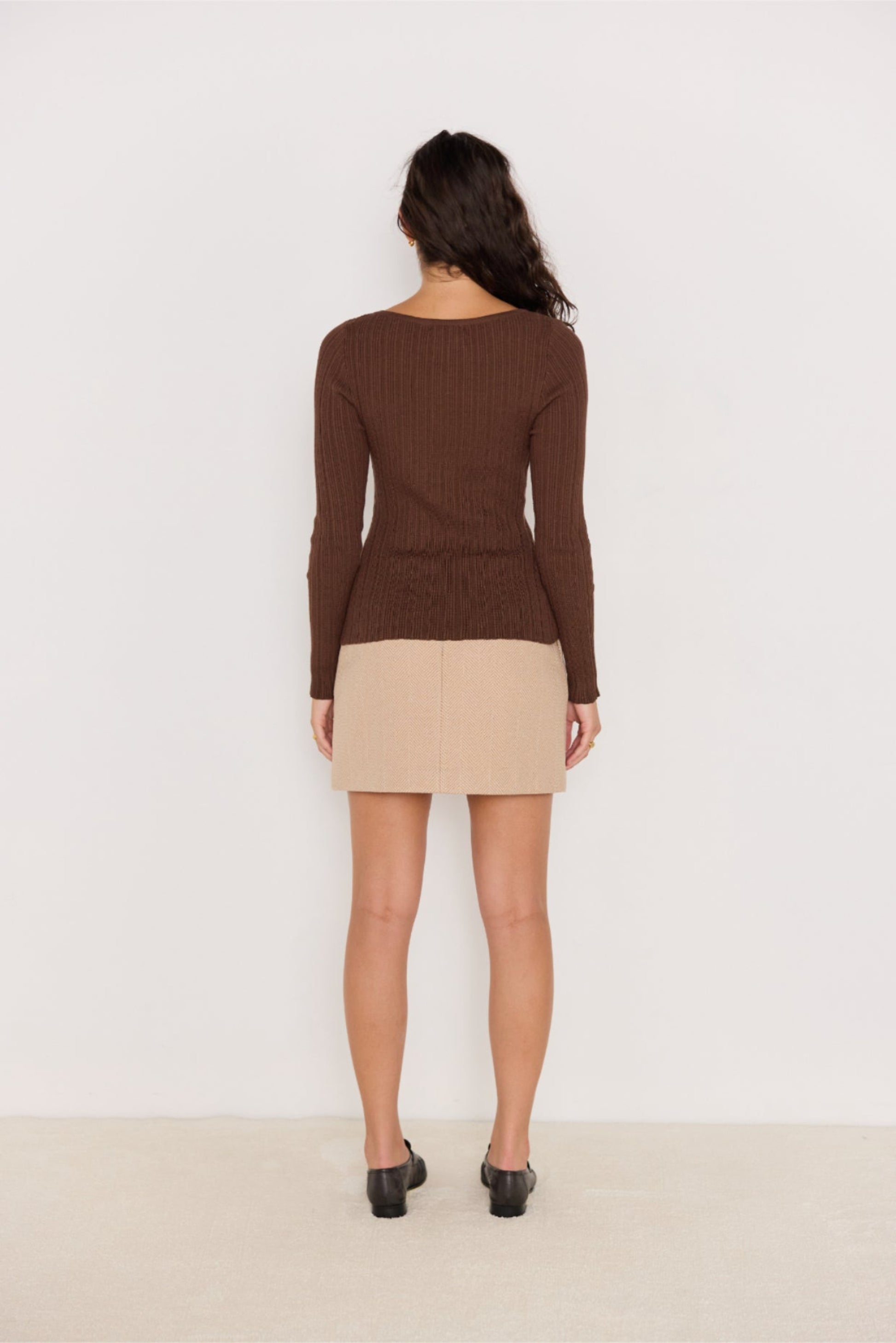 Vue arrière du pull chocolat à col asymétrique, coupe ajustée en maille côtelée