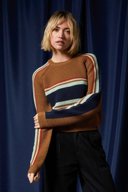 Pull Eva rayé caramel porté, coupe droite et col rond côtelé