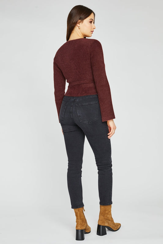 Pull cache-cœur bourgogne à nouer, vue de dos, coupe ajustée.