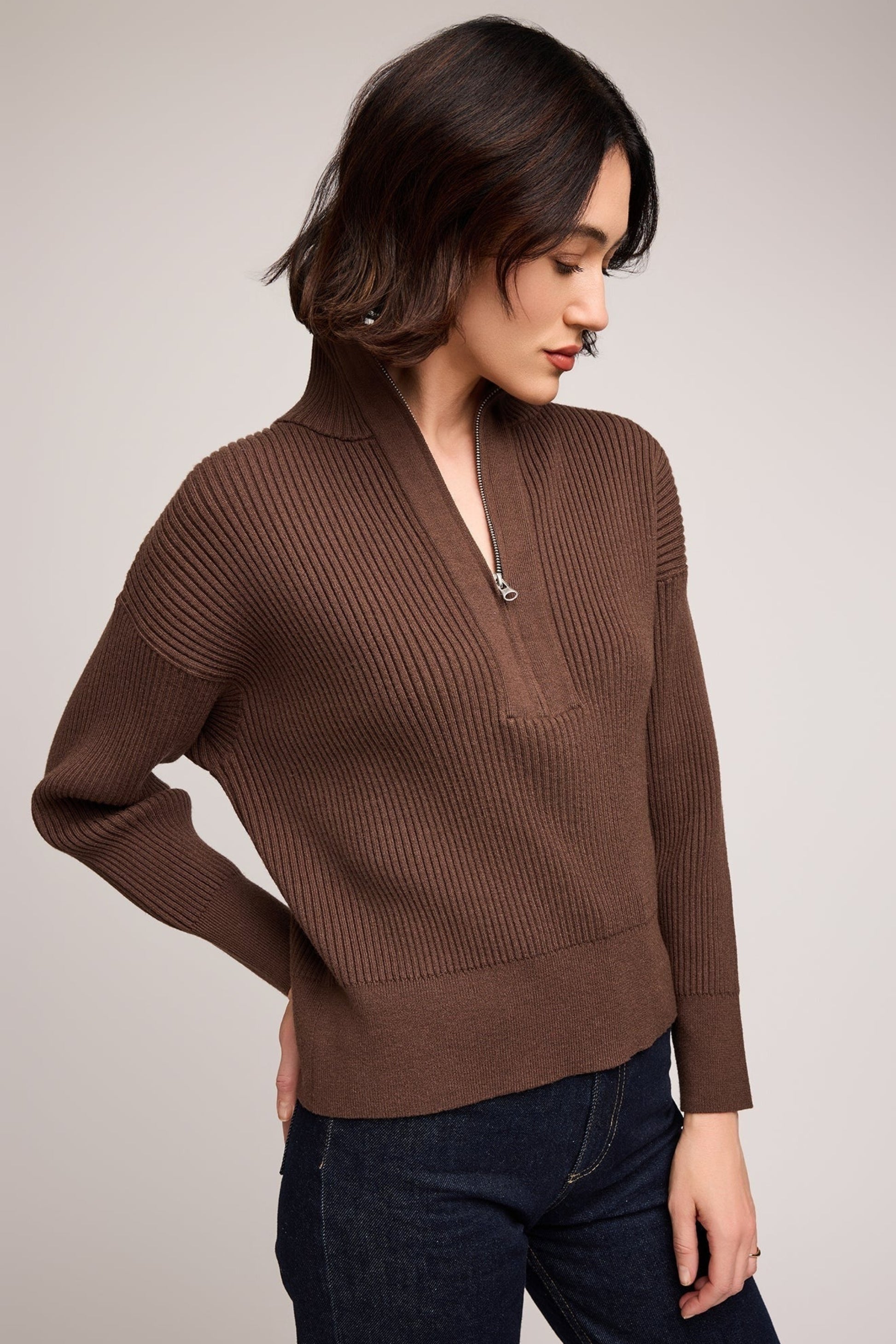 Pull brun côtelé à col montant zippé, vue de profil.