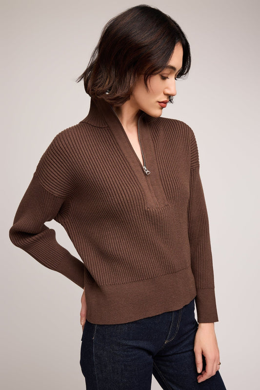 Pull brun côtelé à col montant zippé, vue de profil.