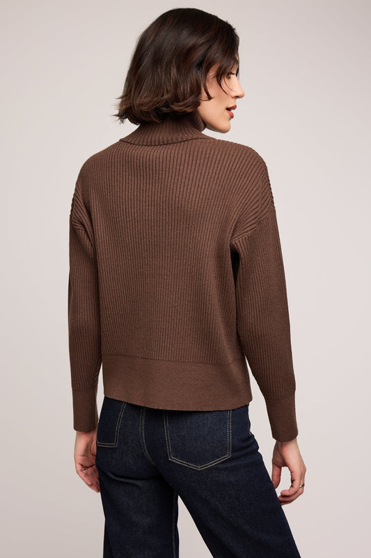 Pull brun côtelé vu de dos, texture de maille épaisse et structurée.