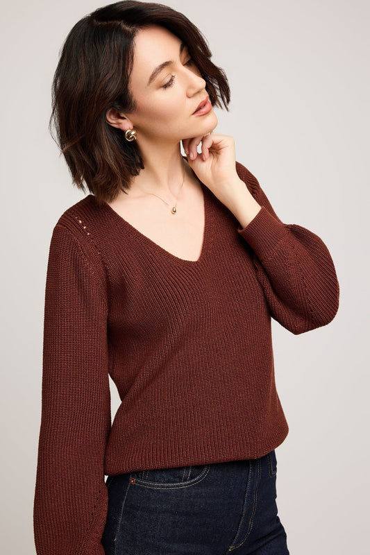 Pull acajou avec col en V et manches bouffantes, vue de profil.