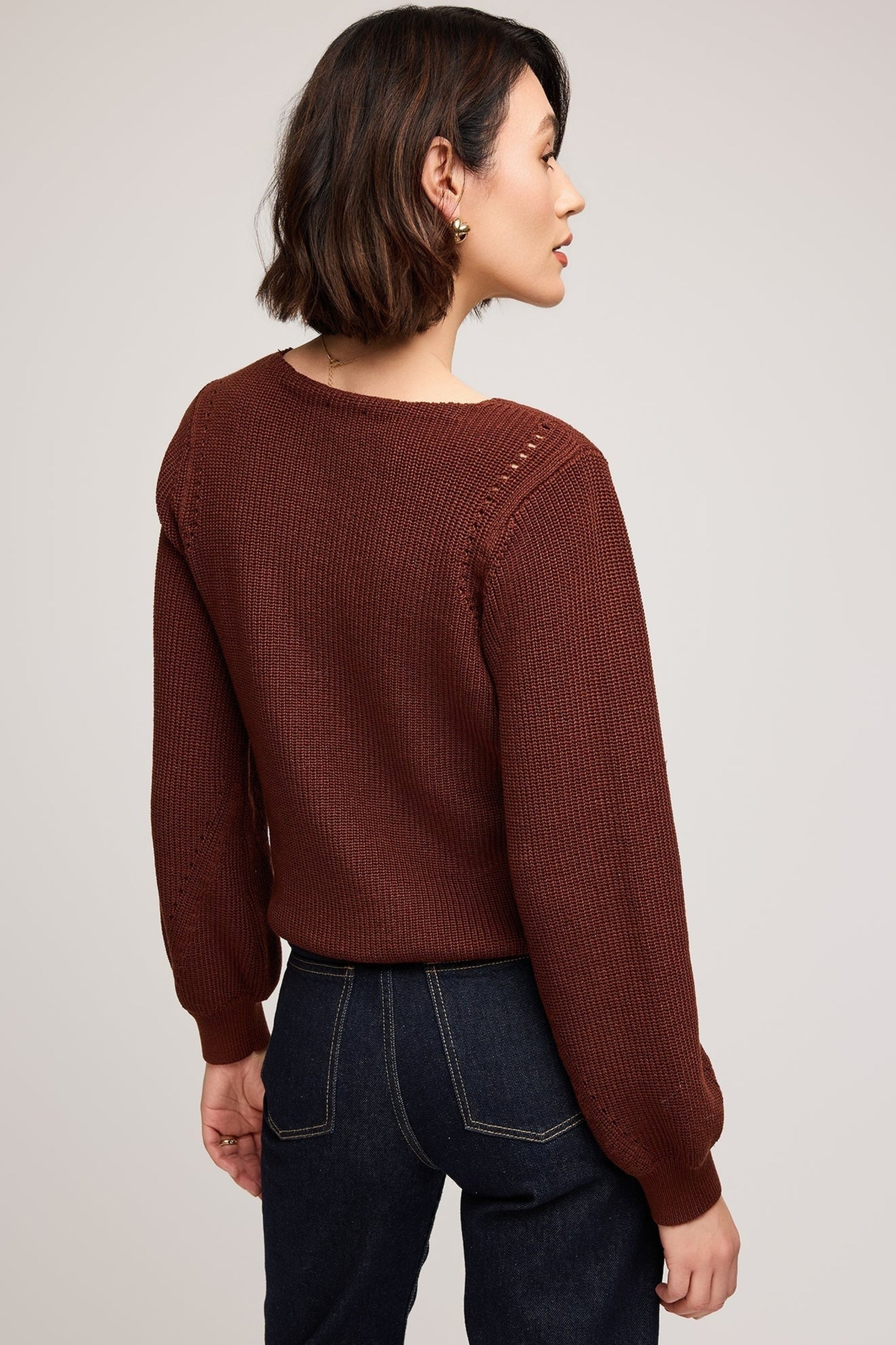 Pull acajou à manches bouffantes, vue de dos, maille fine.