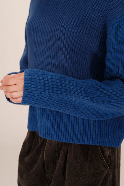 Gros plan du pull Sagan bleu - texture maille côtelée et manche longue