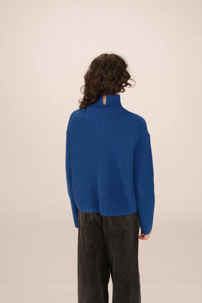 Vue de dos porté du pull Sagan bleu - coupe ample et col montant