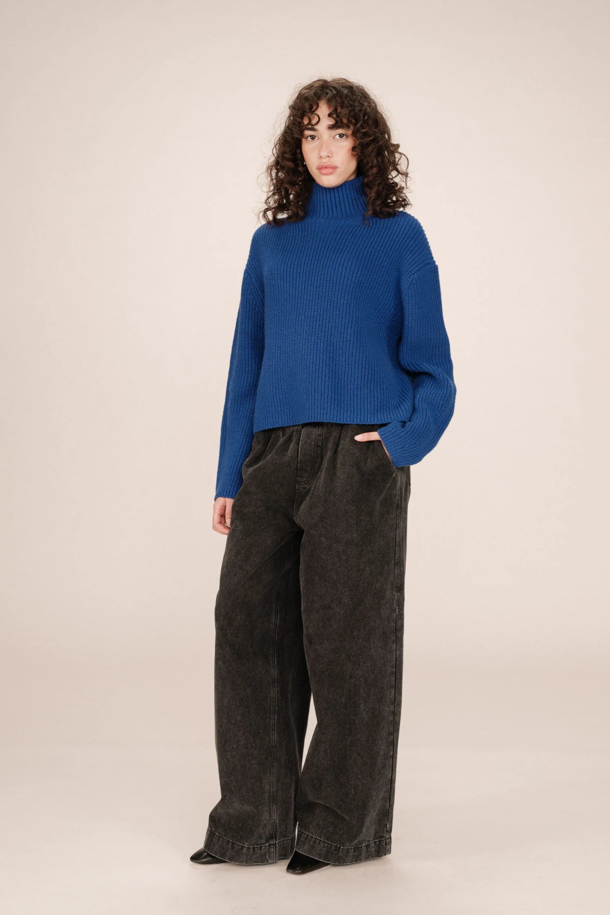 Pull Sagan bleu porté avec pantalon large - col montant et coupe moderne