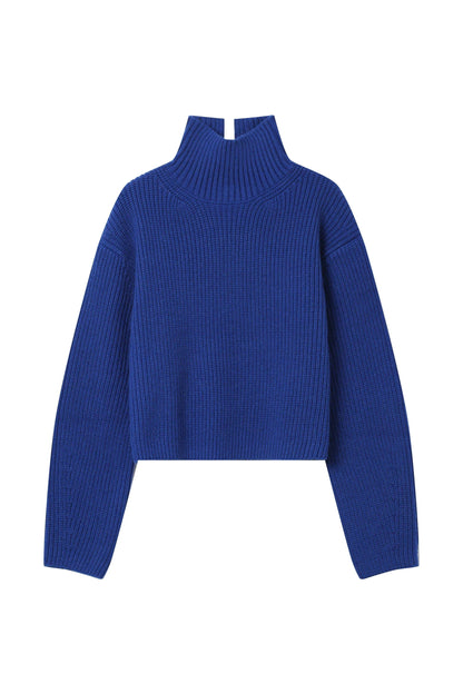  Vue de face du pull Sagan bleu - col montant côtelé et coupe droite