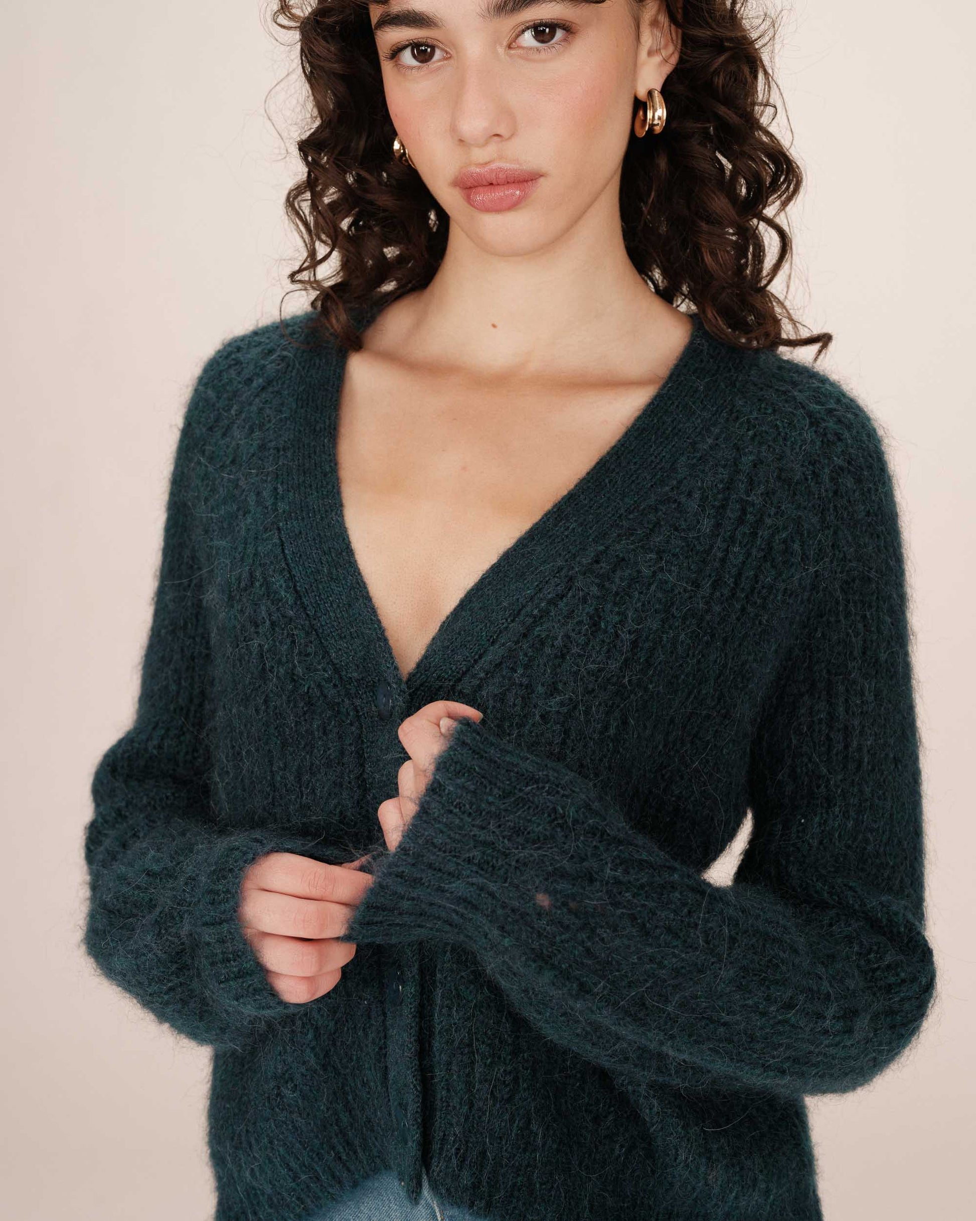Gros plan sur le buste du pull Saluda émeraude - maille perlée et boutons ton sur ton