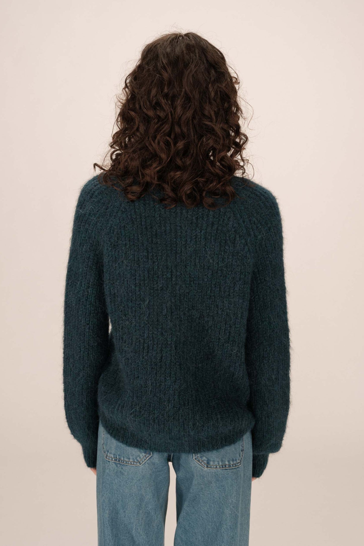 Vue portée de dos du pull Saluda émeraude - maille douce et coupe ample