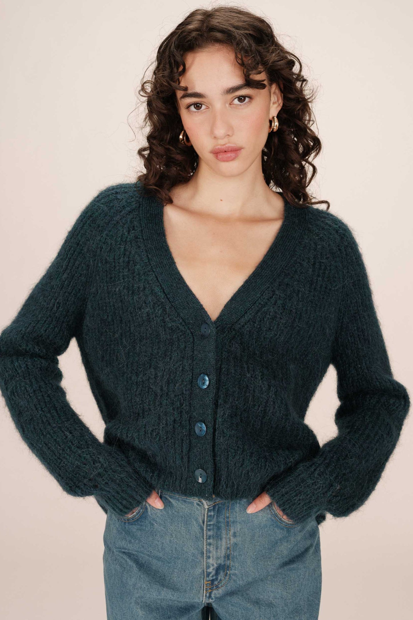 Vue rapprochée du pull Saluda émeraude porté - texture douce en laine et alpaga