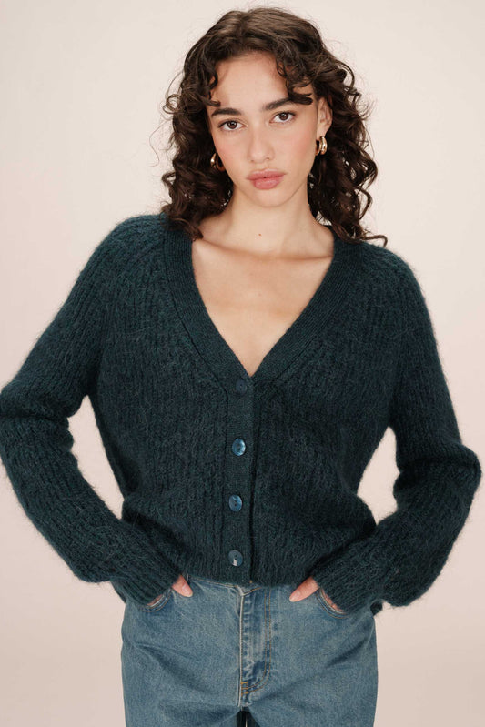 Vue rapprochée du pull Saluda émeraude porté - texture douce en laine et alpaga