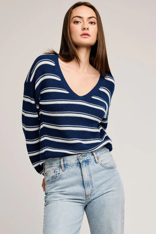 Gros plan du pull Tara bleu marine à rayures blanches et col en V