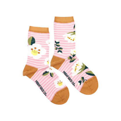  paire de chaussettes rayées roses avec fleurs blanches et talons moutarde – design floral dépareillé
