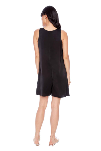 vue de dos de la robe combi noire satinée avec short intégré visible